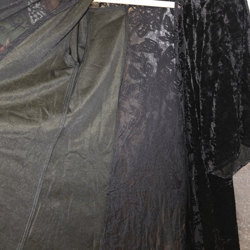 Knox Rose Black Velvet Floral Robe - Picture 4 of 5
